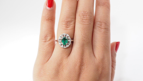 Anello Entourage In Oro Bianco, Smeraldo Ovale E Diamanti