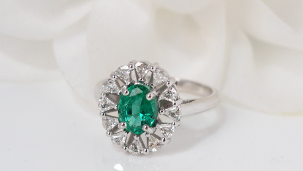 Anello Entourage In Oro Bianco, Smeraldo Ovale E Diamanti