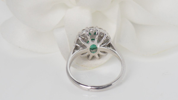 Anello Entourage In Oro Bianco, Smeraldo Ovale E Diamanti