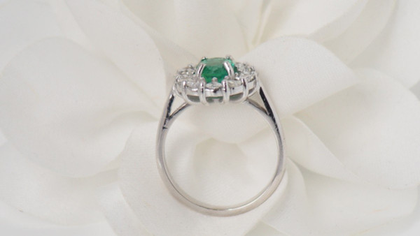 Anello Entourage In Oro Bianco, Smeraldo Ovale E Diamanti