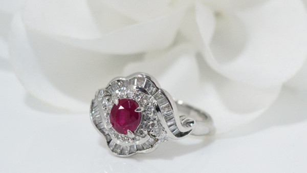 Bague Entourage En Platine, Rubis Ovale Et Diamants