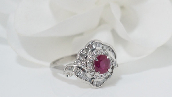 Bague Entourage En Platine, Rubis Ovale Et Diamants