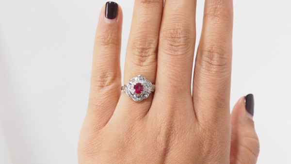 Bague Entourage En Platine, Rubis Ovale Et Diamants