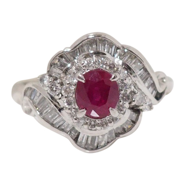 Bague Entourage En Platine, Rubis Ovale Et Diamants