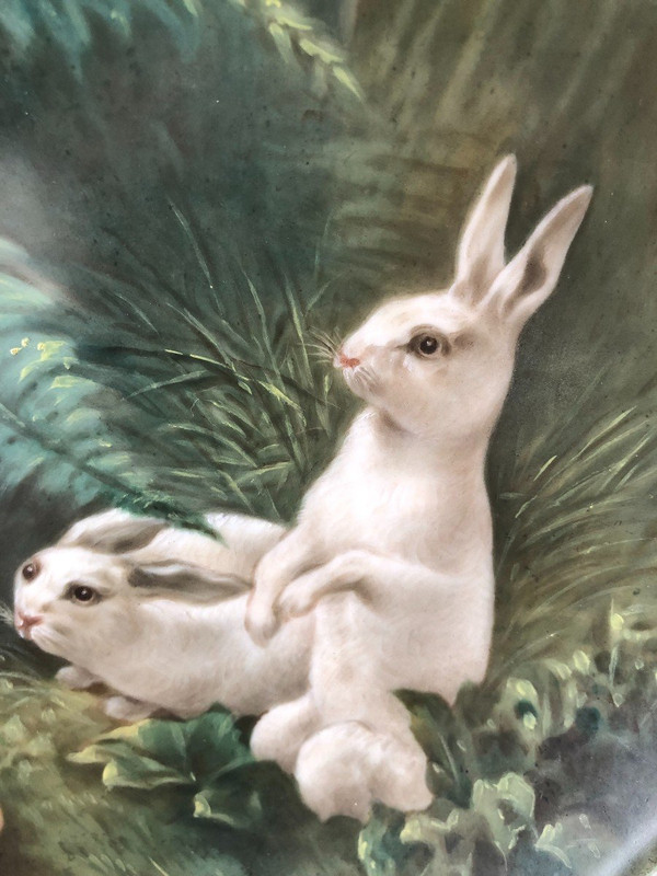 Decorative dish in painted porcelain.