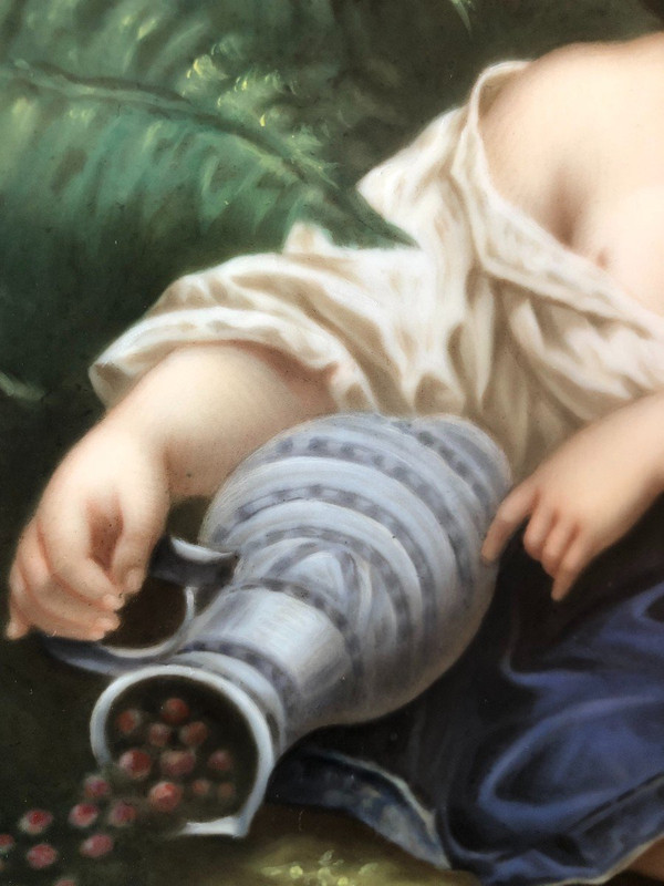 Decorative dish in painted porcelain.
