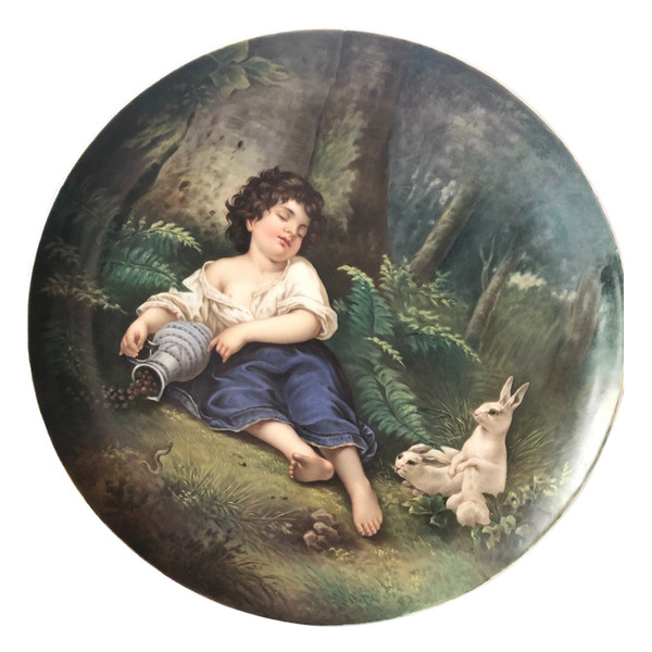 Decorative dish in painted porcelain.