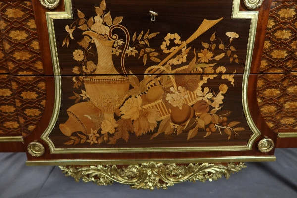 Commode En Marqueterie d'Après Un Modèle De Riesener