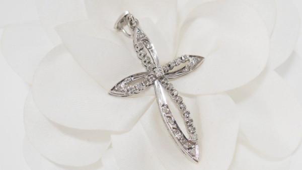 Kreuzanhänger aus Palladium und Diamanten
