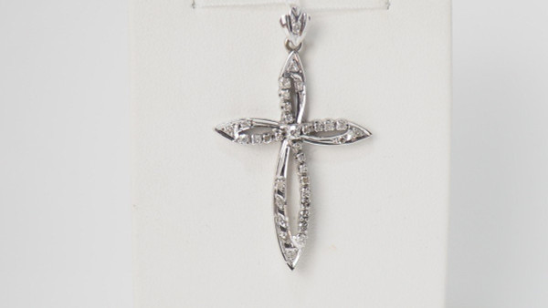 Kreuzanhänger aus Palladium und Diamanten