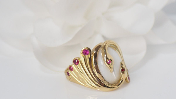 Anello in oro giallo, pietra di luna e rubino