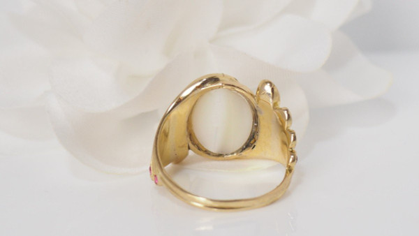 Anello in oro giallo, pietra di luna e rubino