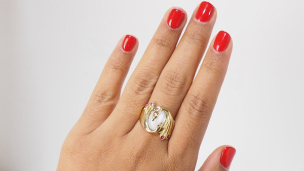 Anello in oro giallo, pietra di luna e rubino