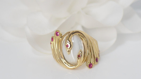 Anello in oro giallo, pietra di luna e rubino