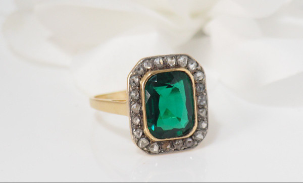Pompadour-Ring aus Gelbgold, grünem Stein und Diamanten