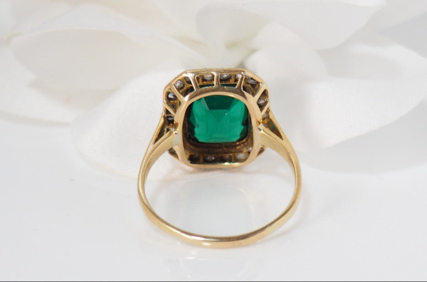 Pompadour-Ring aus Gelbgold, grünem Stein und Diamanten