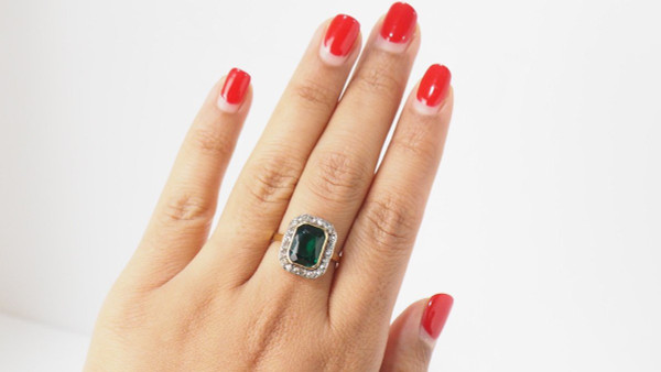 Pompadour-Ring aus Gelbgold, grünem Stein und Diamanten