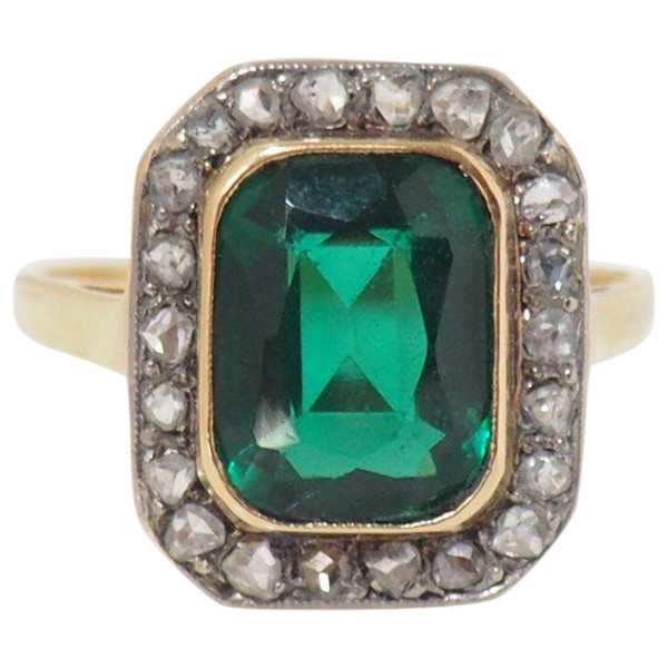 Pompadour-Ring aus Gelbgold, grünem Stein und Diamanten