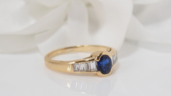 Bague En Or Jaune Saphir Ovale Et Diamants