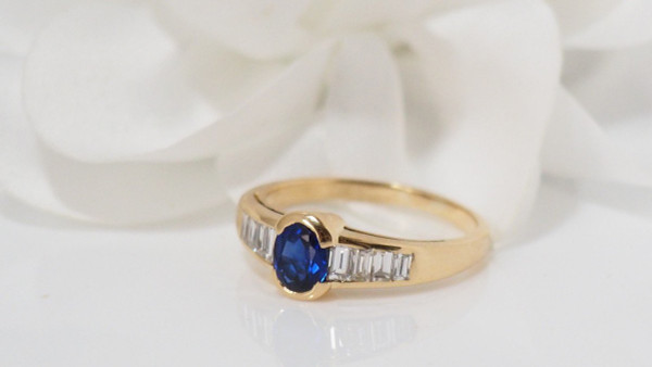 Bague En Or Jaune Saphir Ovale Et Diamants