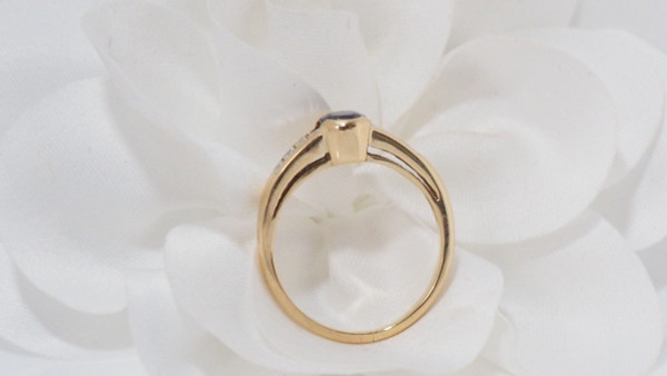 Bague En Or Jaune Saphir Ovale Et Diamants