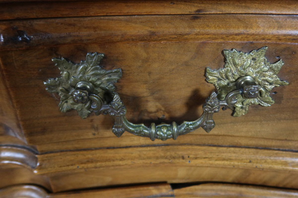 Commode Mazarine En Noyer XVIIIème siècle