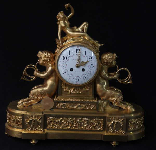 Orologio con putti musicanti in bronzo dorato XIX secolo