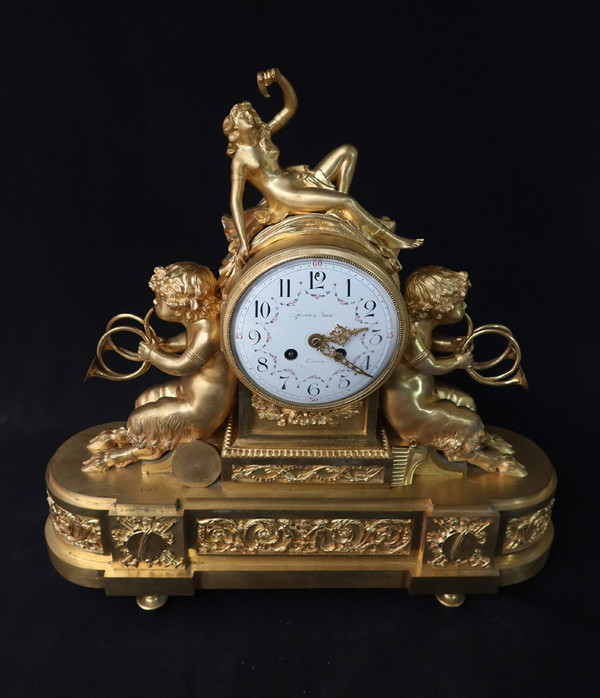 Orologio con putti musicanti in bronzo dorato XIX secolo