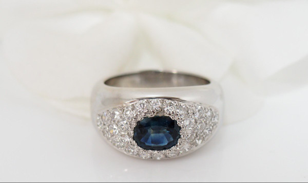 Anello A Fascia In Oro Bianco, Zaffiro Ovale E Diamanti