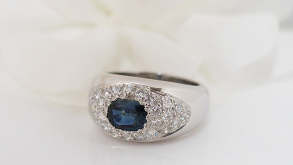 Anello A Fascia In Oro Bianco, Zaffiro Ovale E Diamanti