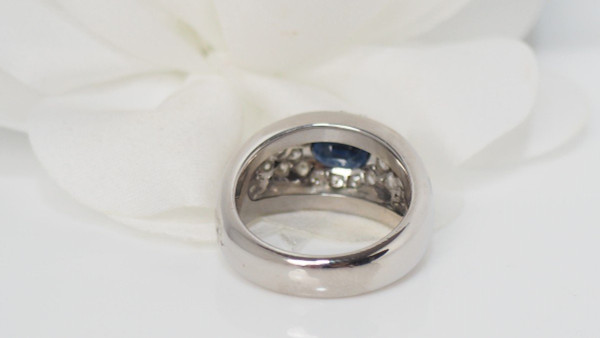 Anello A Fascia In Oro Bianco, Zaffiro Ovale E Diamanti