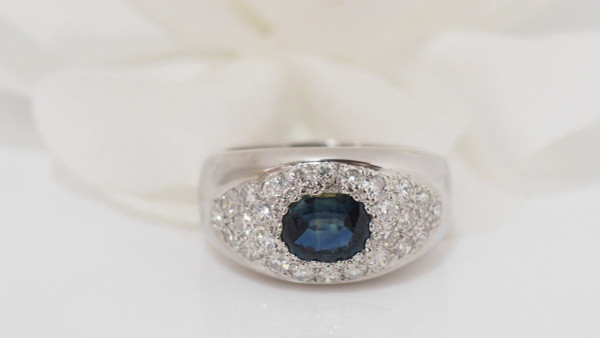 Anello A Fascia In Oro Bianco, Zaffiro Ovale E Diamanti