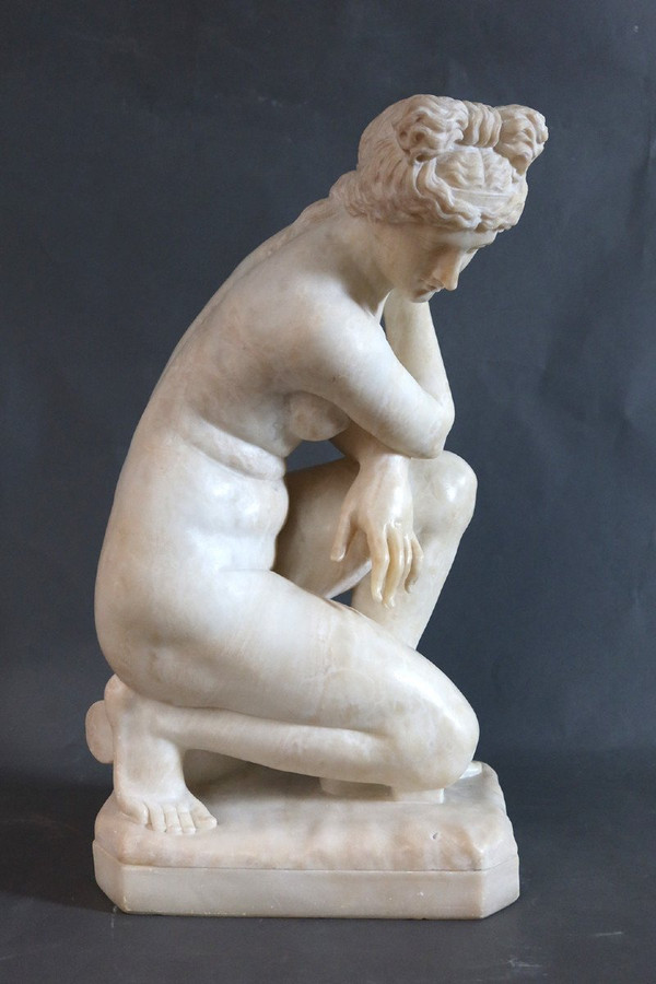 Scultura in alabastro "Venere accovacciata" secondo l'antico