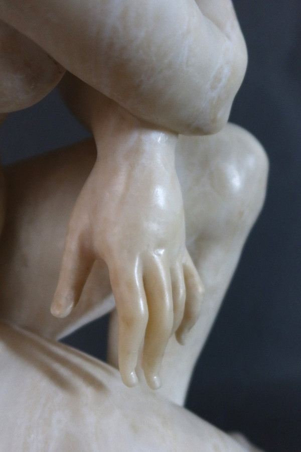Scultura in alabastro "Venere accovacciata" secondo l'antico
