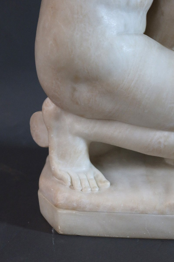 Scultura in alabastro "Venere accovacciata" secondo l'antico