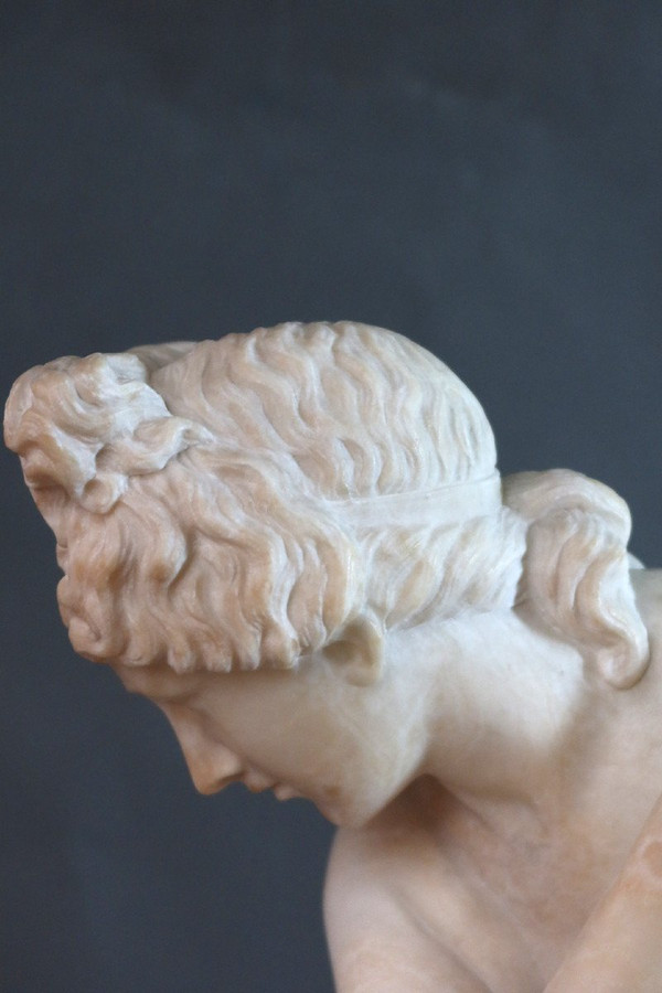 Scultura in alabastro "Venere accovacciata" secondo l'antico