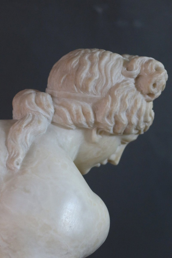Scultura in alabastro "Venere accovacciata" secondo l'antico