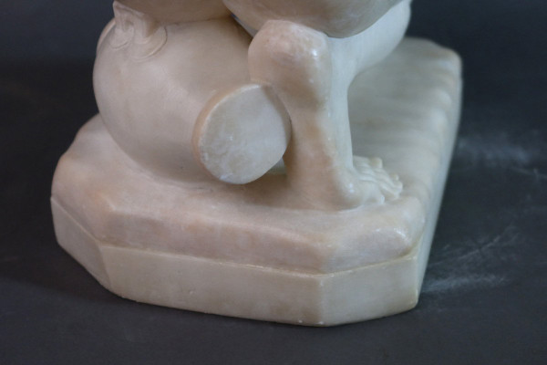 Scultura in alabastro "Venere accovacciata" secondo l'antico