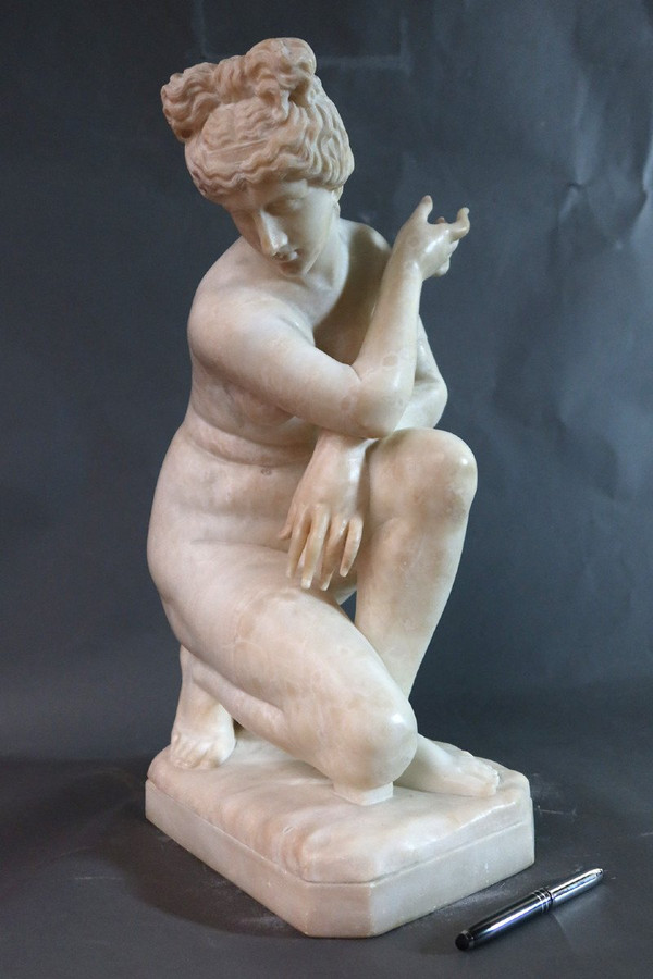 Scultura in alabastro "Venere accovacciata" secondo l'antico
