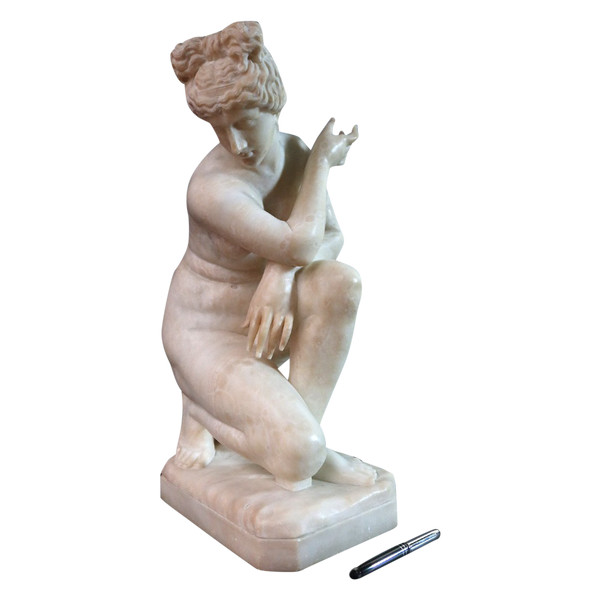 Scultura in alabastro "Venere accovacciata" secondo l'antico