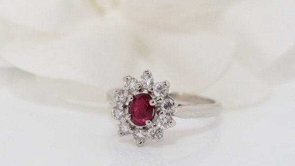 Margeritenring aus Weißgold, Rubin und Diamanten
