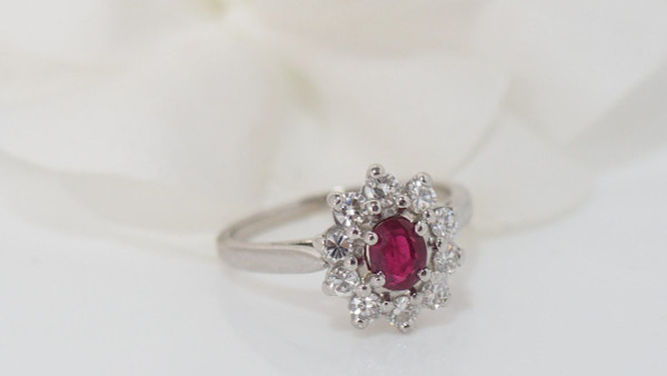 Margeritenring aus Weißgold, Rubin und Diamanten