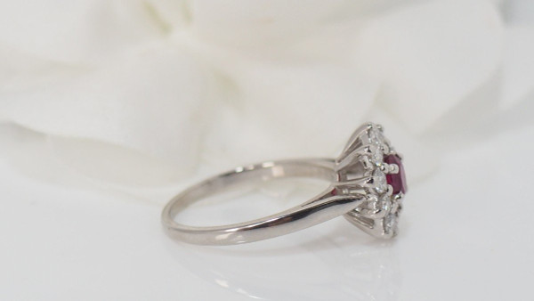 Margeritenring aus Weißgold, Rubin und Diamanten