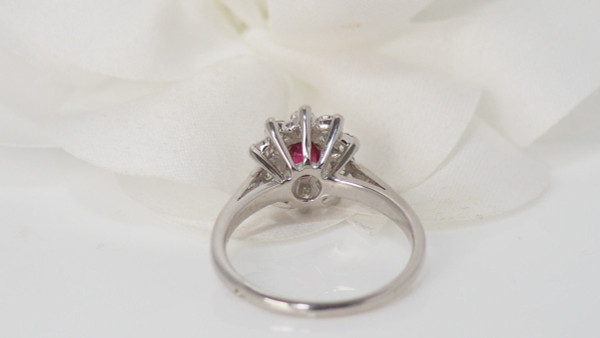 Margeritenring aus Weißgold, Rubin und Diamanten
