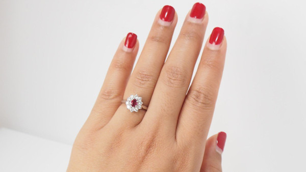 Margeritenring aus Weißgold, Rubin und Diamanten