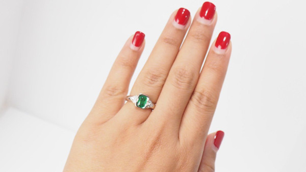 Bague En Or Blanc Ornée d'Une Emeraude Et Diamants