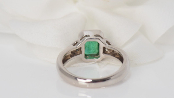 Bague En Or Blanc Ornée d'Une Emeraude Et Diamants