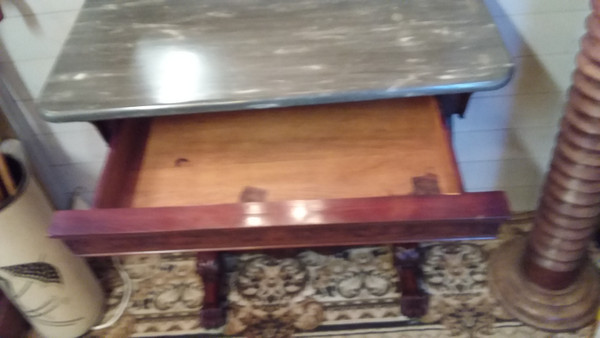 Piccola console apribile con cassetto in stile Impero con cintura in mogano XIX secolo