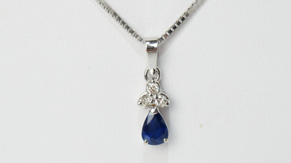 Halskette mit Anhänger aus Weißgold, Saphir und Diamanten