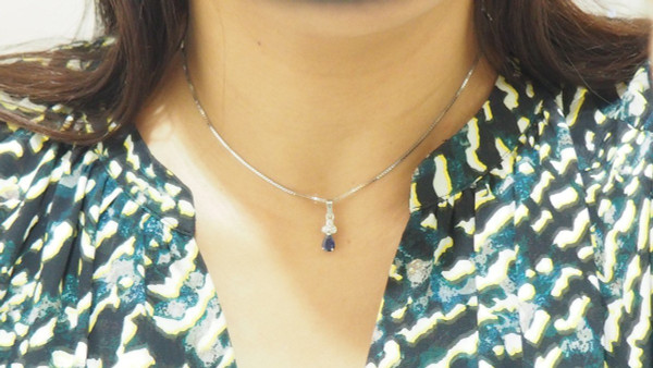 Halskette mit Anhänger aus Weißgold, Saphir und Diamanten